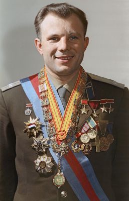 Парадный портрет Юрия Гагарина с наградами